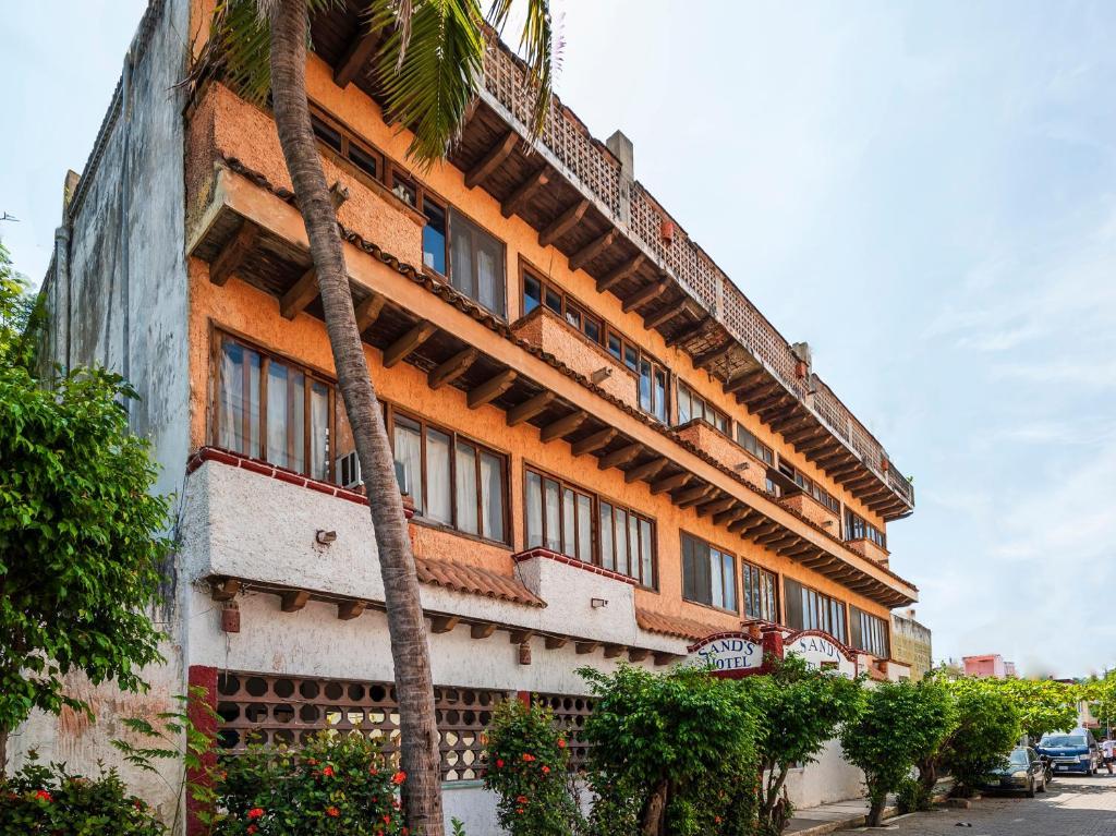 Oyo Hotel Sands Barra de Navidad Exteriör bild