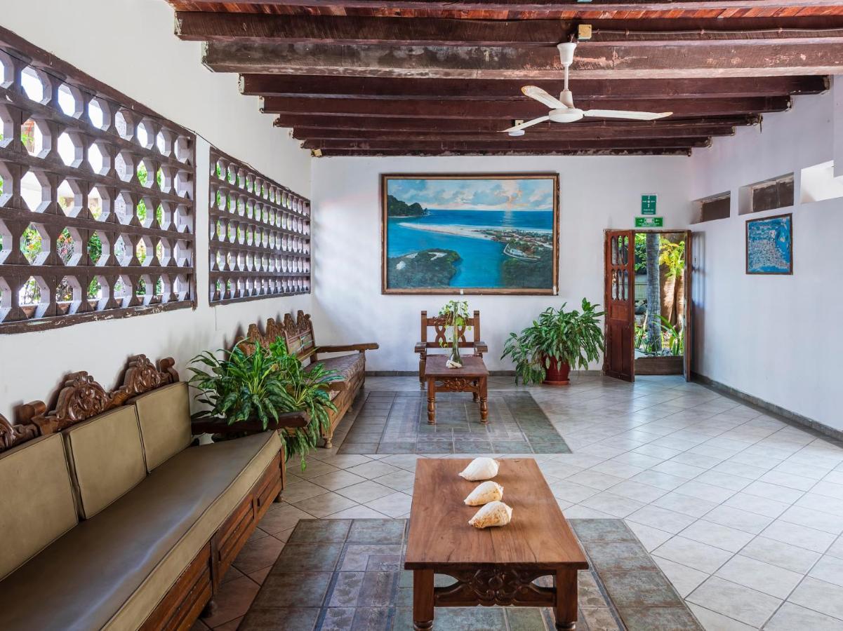 Oyo Hotel Sands Barra de Navidad Exteriör bild