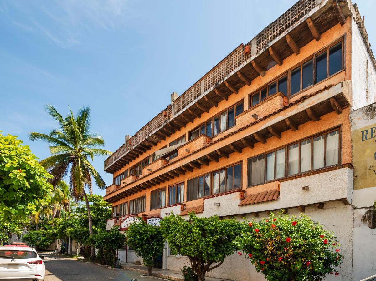 Oyo Hotel Sands Barra de Navidad Exteriör bild