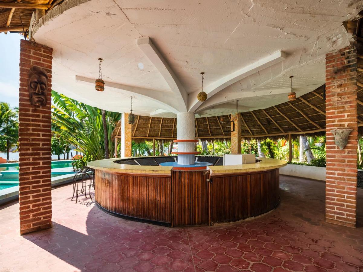 Oyo Hotel Sands Barra de Navidad Exteriör bild